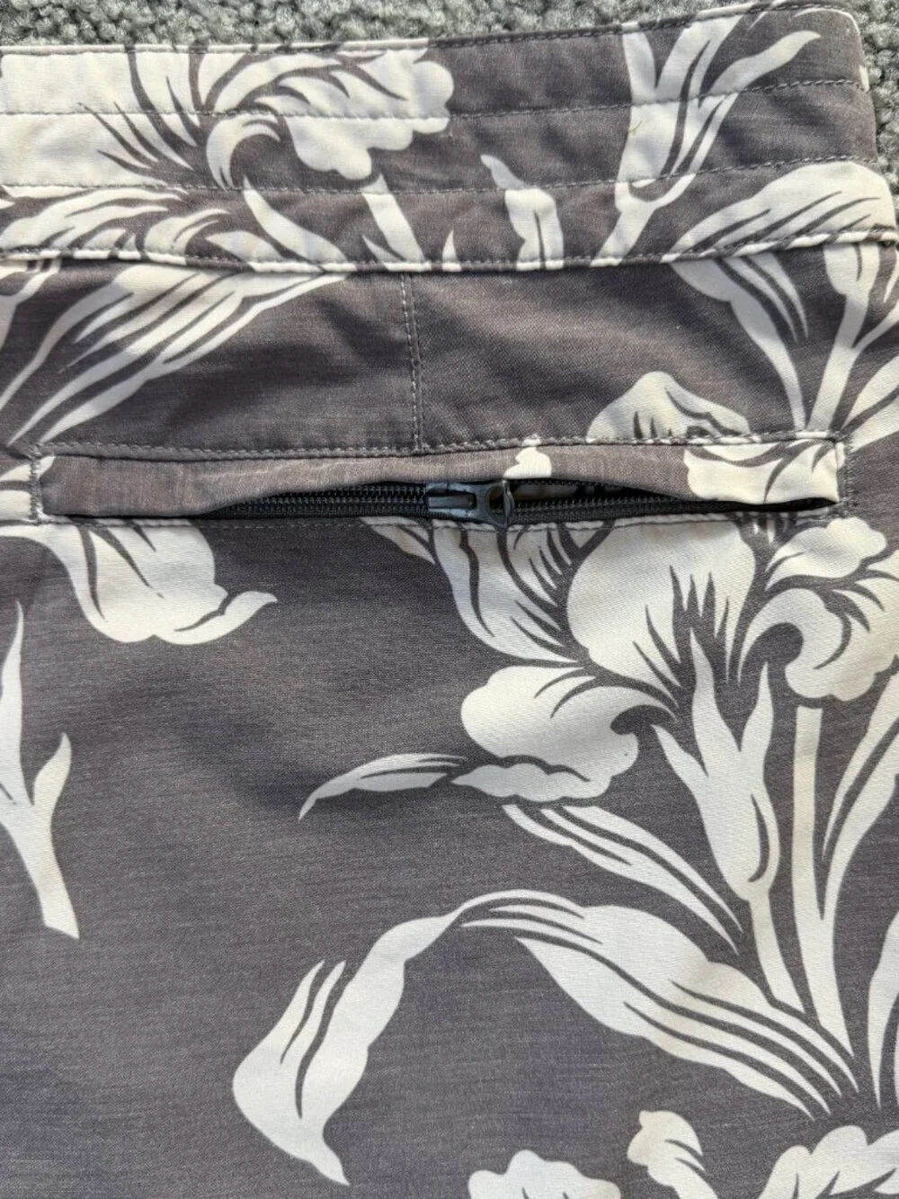 Faherty Classic Board Shorts in the Cream Ash Floral Print - Men's Size 35- EUC